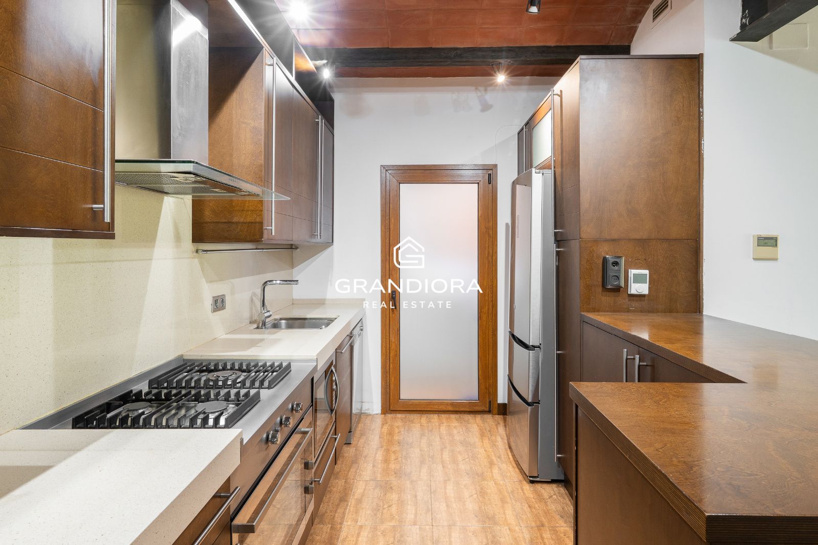 Piso de 100 metros cuadrados cerca de Plaza Urquinaona y Paseo de Gracia - Imagen 13