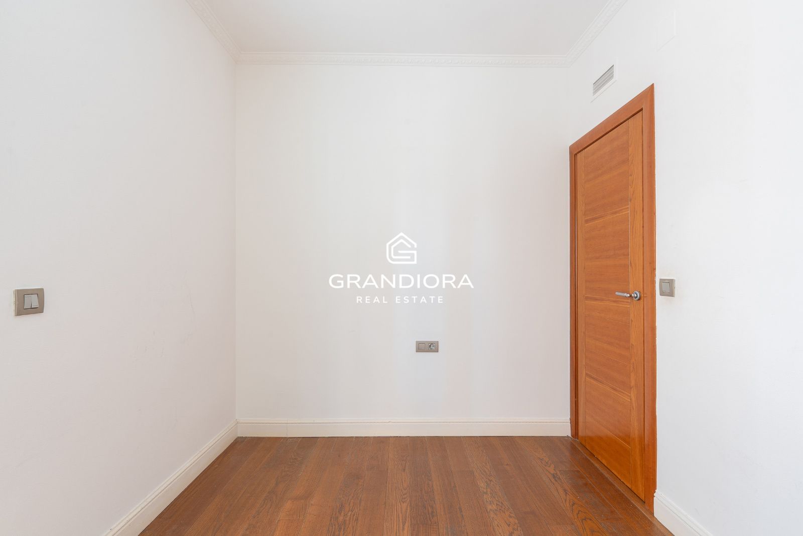 Piso de 100 metros cuadrados cerca de Plaza Urquinaona y Paseo de Gracia - Imagen 25