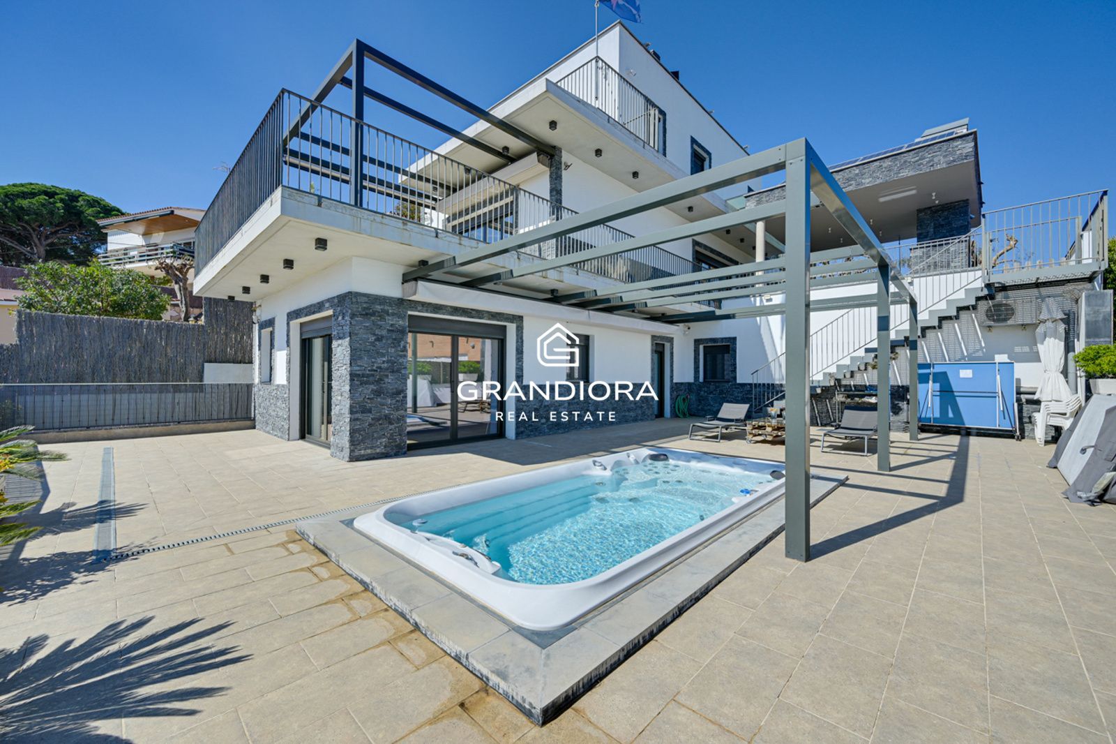 Espectacular Villa de Lujo con Vistas al Mar en Caldes d’Estrac - Imagen 1