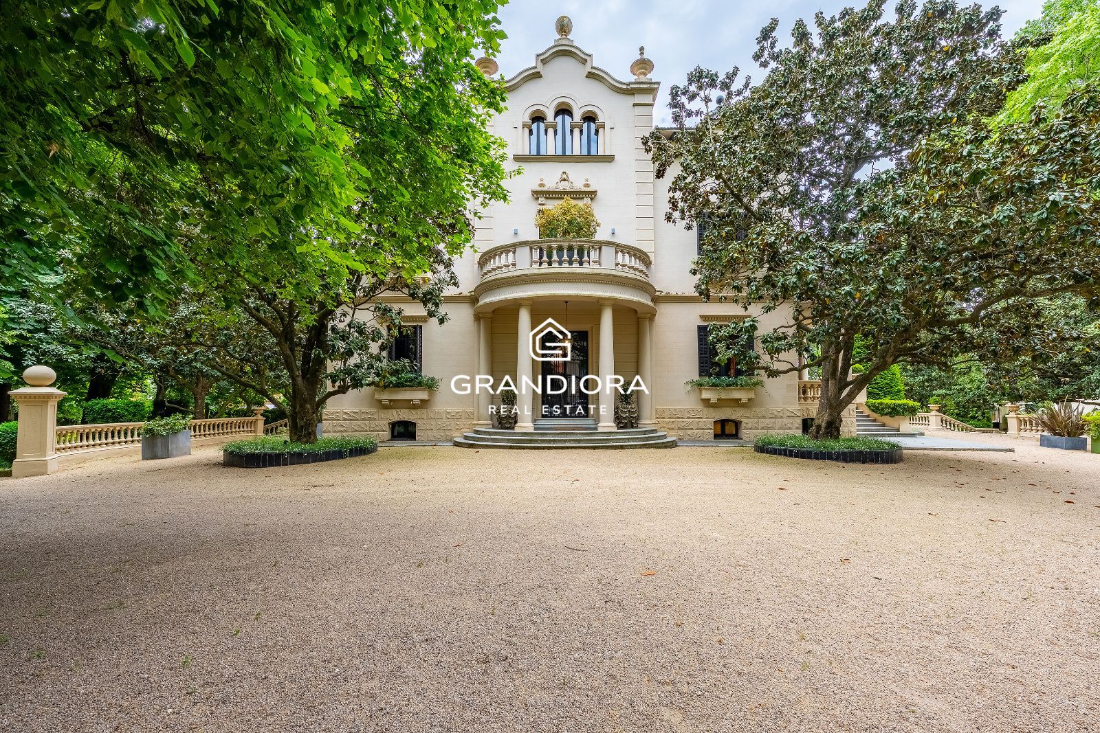Villa de lujo de más de 1.000 m² en parcela de 5.000 m² con piscina y casa anexa