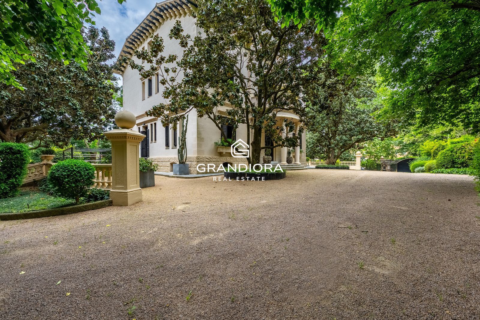 Villa de lujo de más de 1.000 m² en parcela de 5.000 m² con piscina y casa anexa - Imagen 52