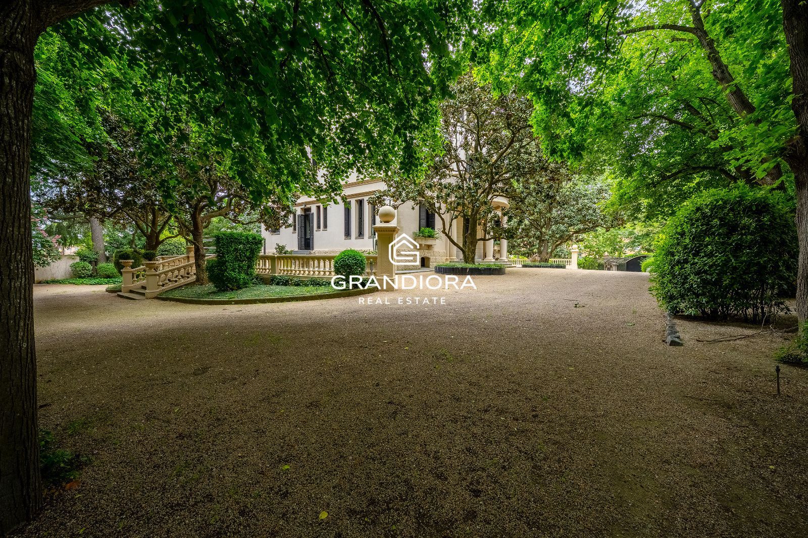 Villa de lujo de más de 1.000 m² en parcela de 5.000 m² con piscina y casa anexa - Imagen 51