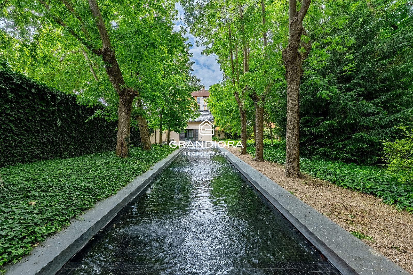 Villa de lujo de más de 1.000 m² en parcela de 5.000 m² con piscina y casa anexa - Imagen 54