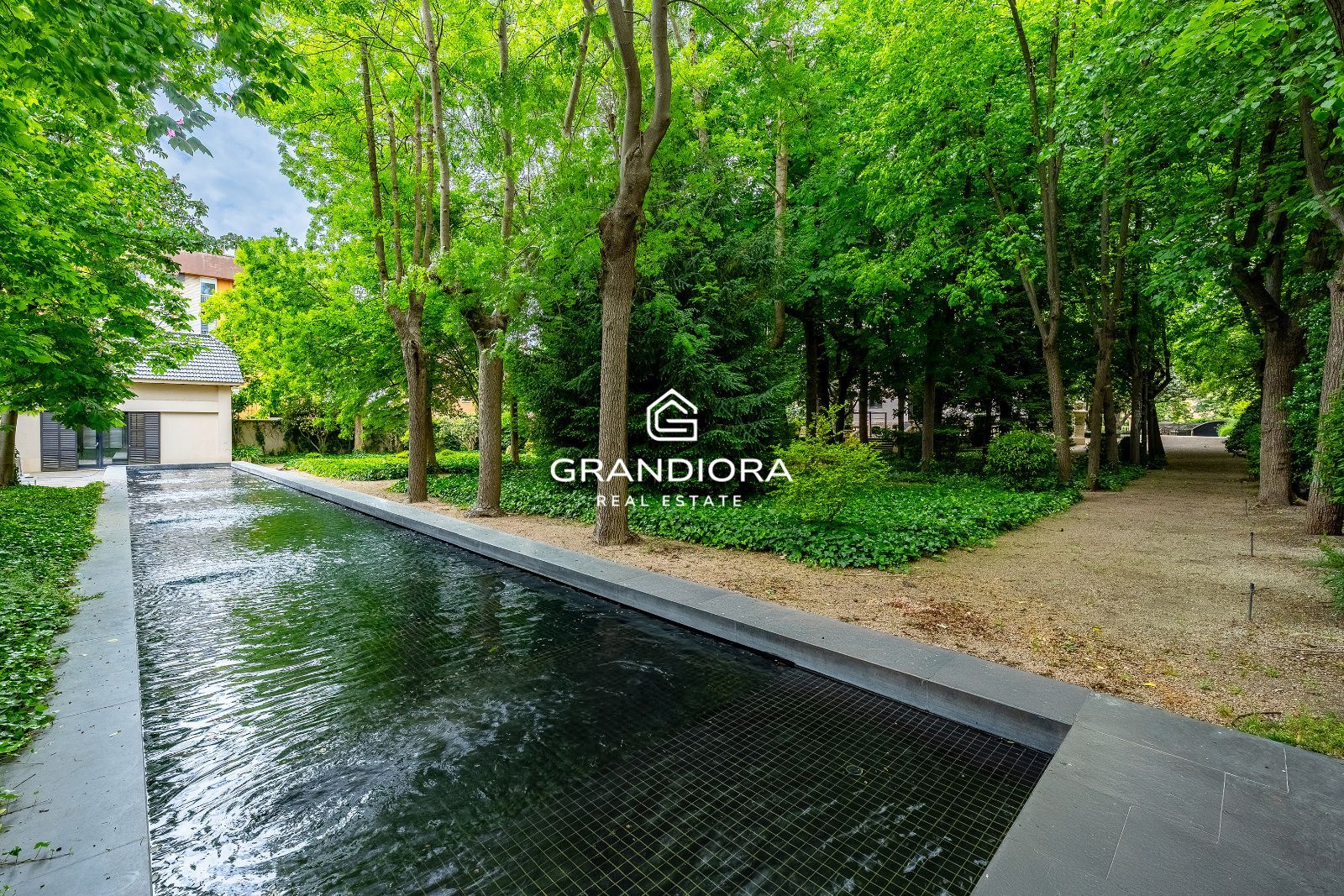Villa de lujo de más de 1.000 m² en parcela de 5.000 m² con piscina y casa anexa - Imagen 55