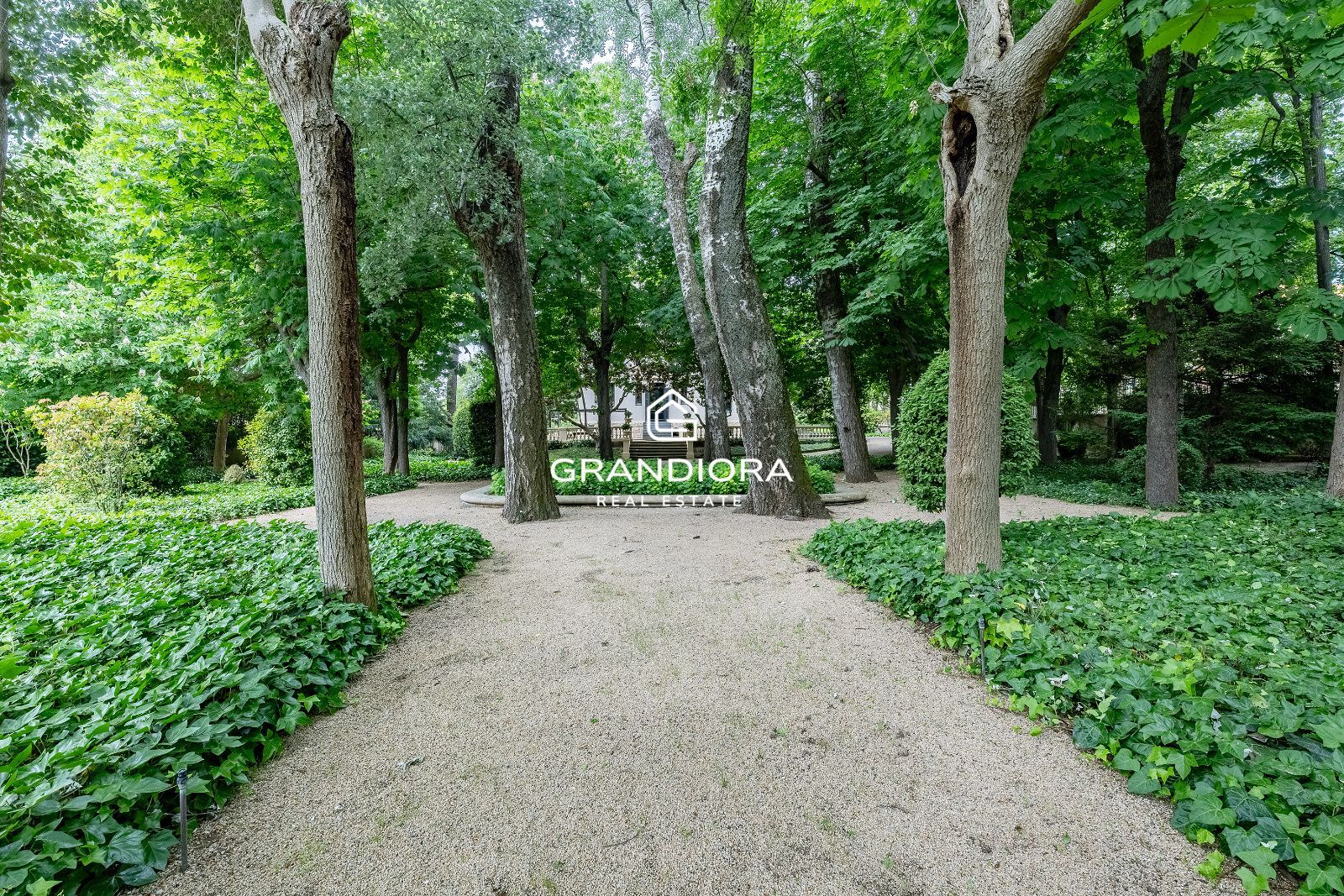 Villa de lujo de más de 1.000 m² en parcela de 5.000 m² con piscina y casa anexa - Imagen 50