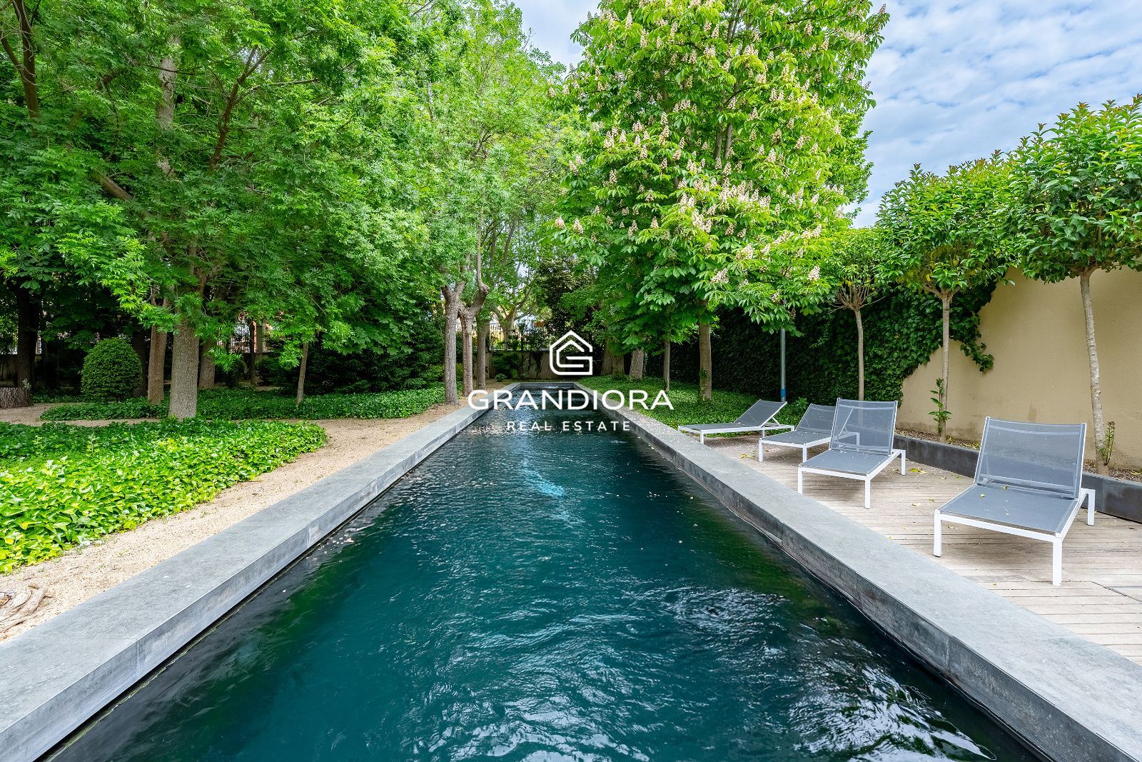 Villa de lujo de más de 1.000 m² en parcela de 5.000 m² con piscina y casa anexa - Imagen 2