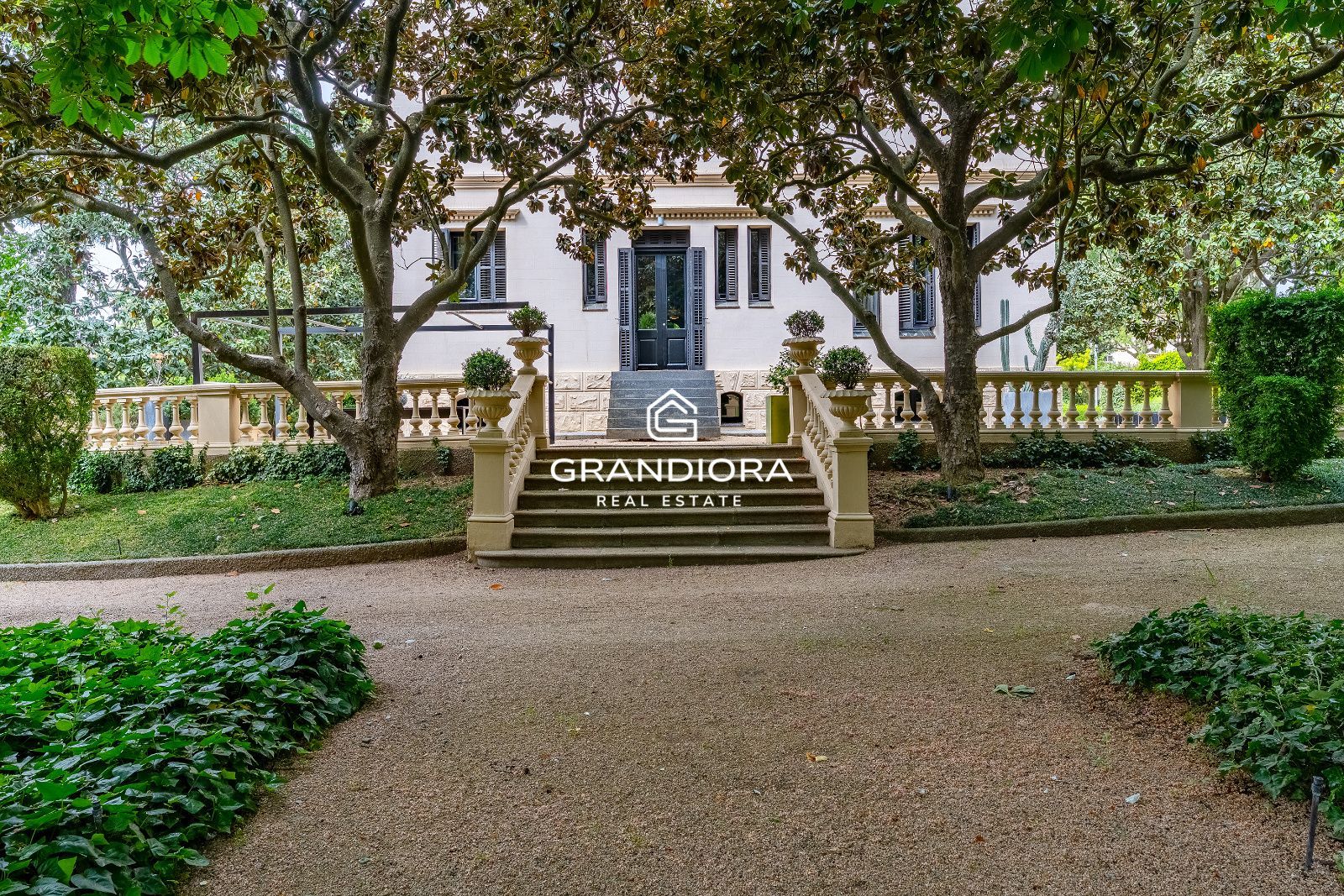 Villa de lujo de más de 1.000 m² en parcela de 5.000 m² con piscina y casa anexa - Imagen 48