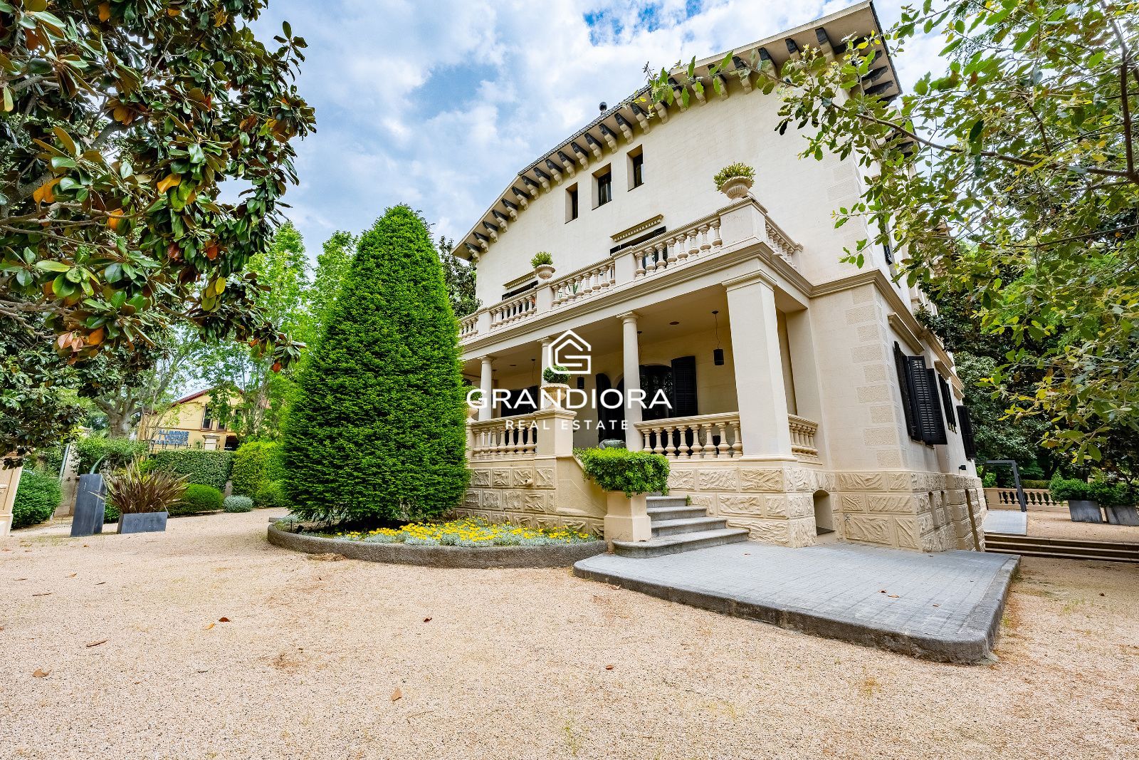 Villa de lujo de más de 1.000 m² en parcela de 5.000 m² con piscina y casa anexa - Imagen 3