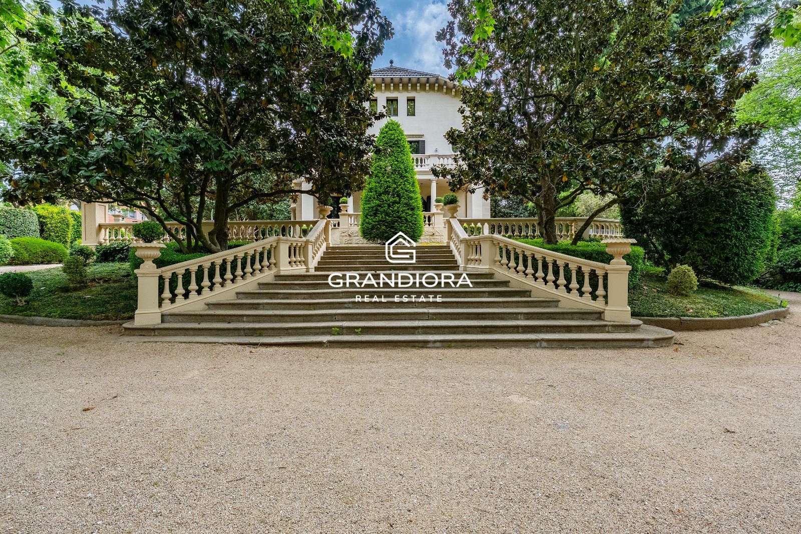 Villa de lujo de más de 1.000 m² en parcela de 5.000 m² con piscina y casa anexa - Imagen 4