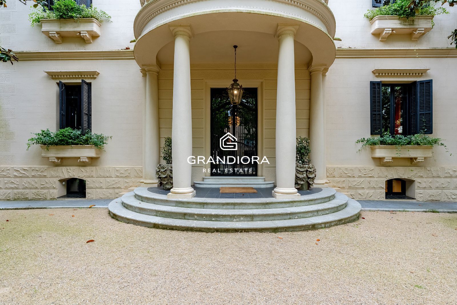 Villa de lujo de más de 1.000 m² en parcela de 5.000 m² con piscina y casa anexa - Imagen 5