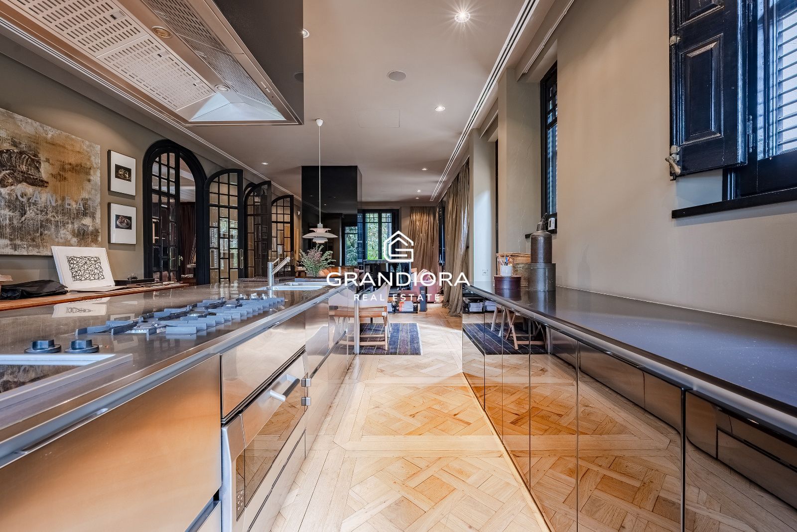 Villa de lujo de más de 1.000 m² en parcela de 5.000 m² con piscina y casa anexa - Imagen 11