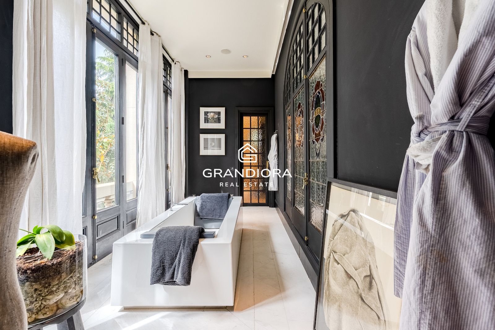 Villa de lujo de más de 1.000 m² en parcela de 5.000 m² con piscina y casa anexa - Imagen 32