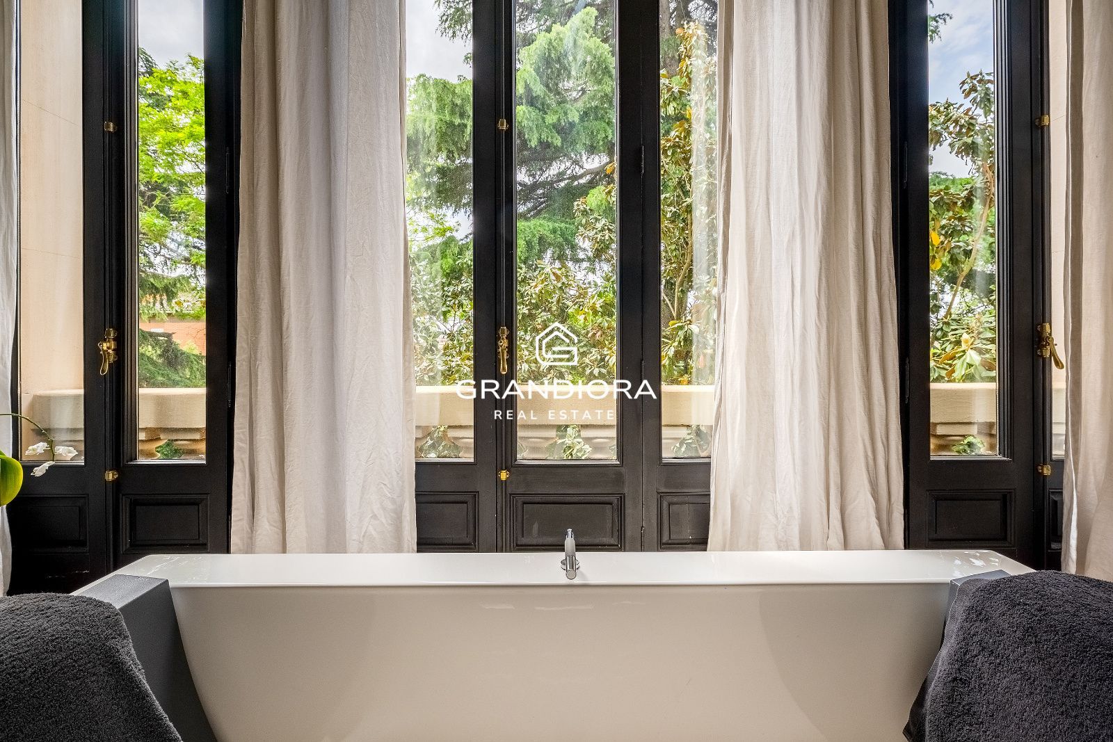 Villa de lujo de más de 1.000 m² en parcela de 5.000 m² con piscina y casa anexa - Imagen 33