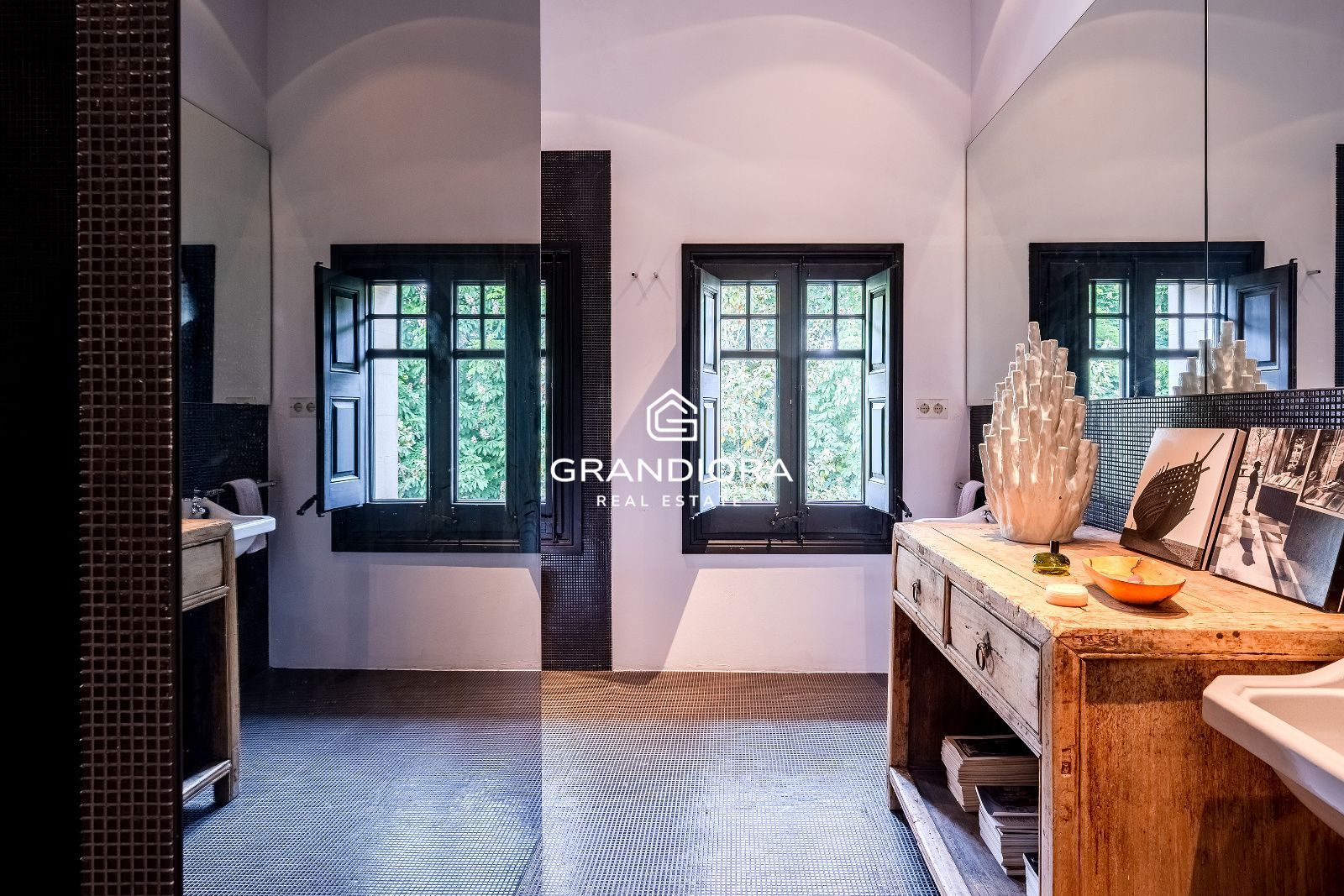 Villa de lujo de más de 1.000 m² en parcela de 5.000 m² con piscina y casa anexa - Imagen 40