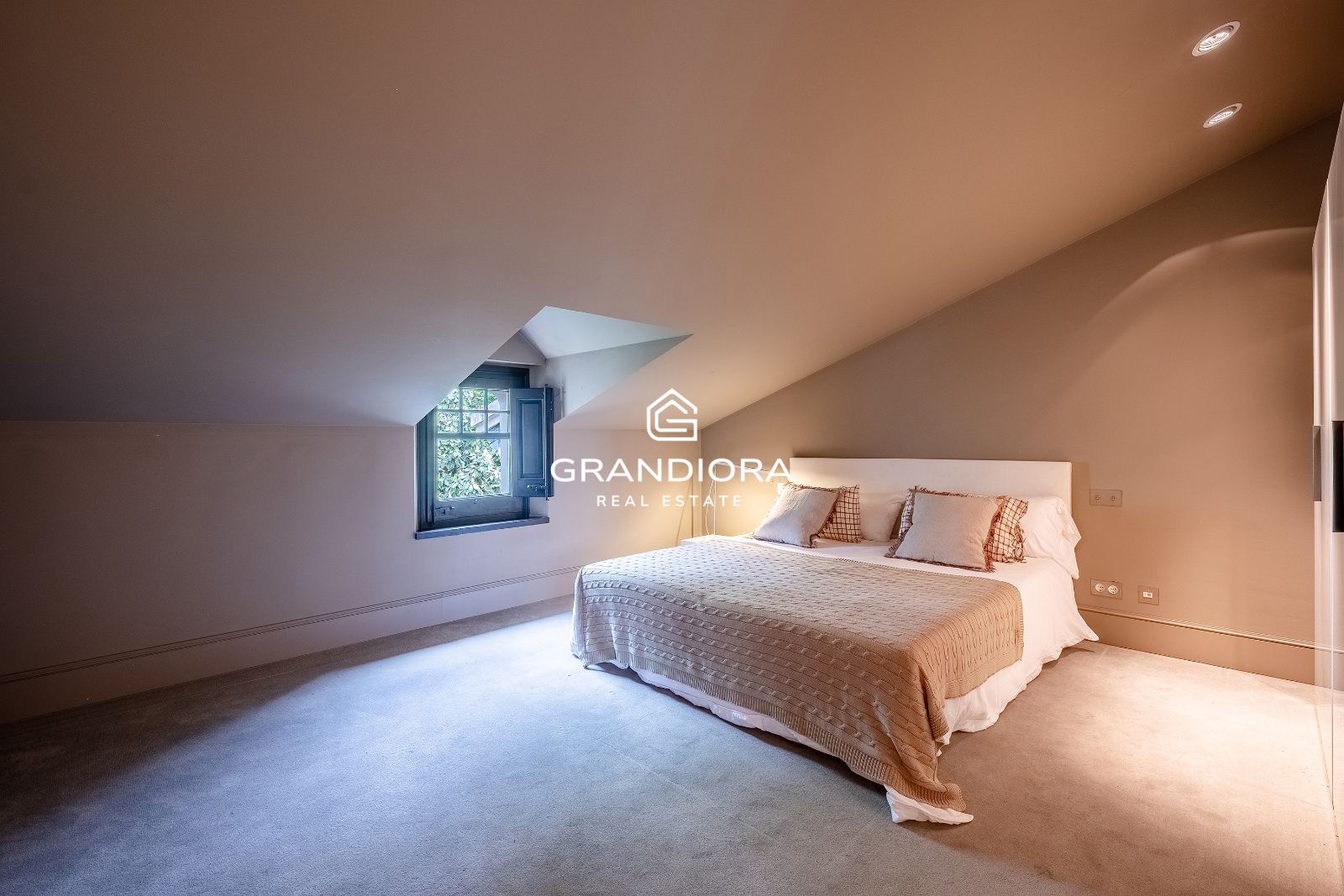 Villa de lujo de más de 1.000 m² en parcela de 5.000 m² con piscina y casa anexa - Imagen 47