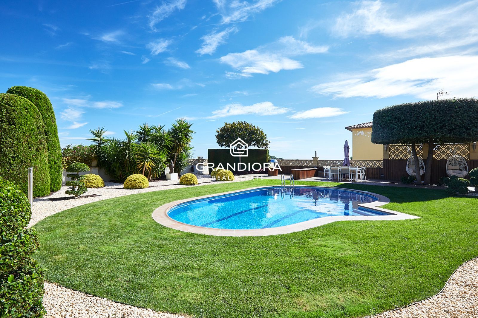 Exclusiva mansión con piscina en la prestigiosa urbanización Mas Ram - Imagen 2
