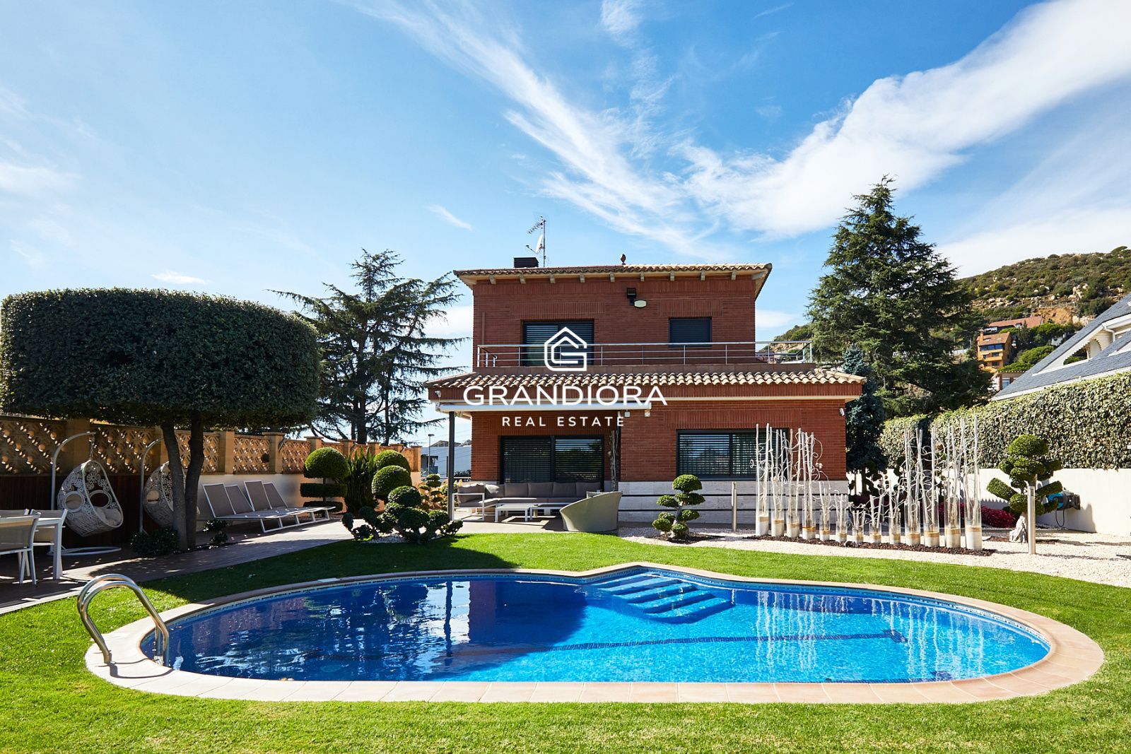 Exclusiva mansión con piscina en la prestigiosa urbanización Mas Ram - Imagen 1