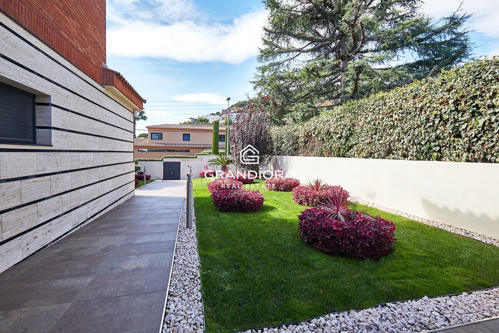 Exclusiva mansión con piscina en la prestigiosa urbanización Mas Ram - Imagen 24