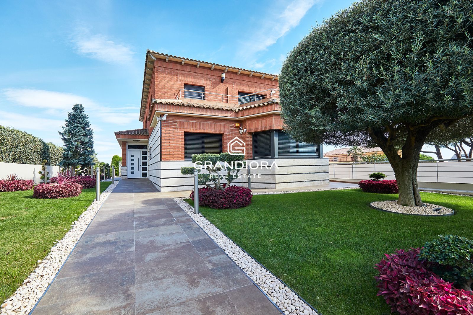 Exclusiva mansión con piscina en la prestigiosa urbanización Mas Ram - Imagen 6