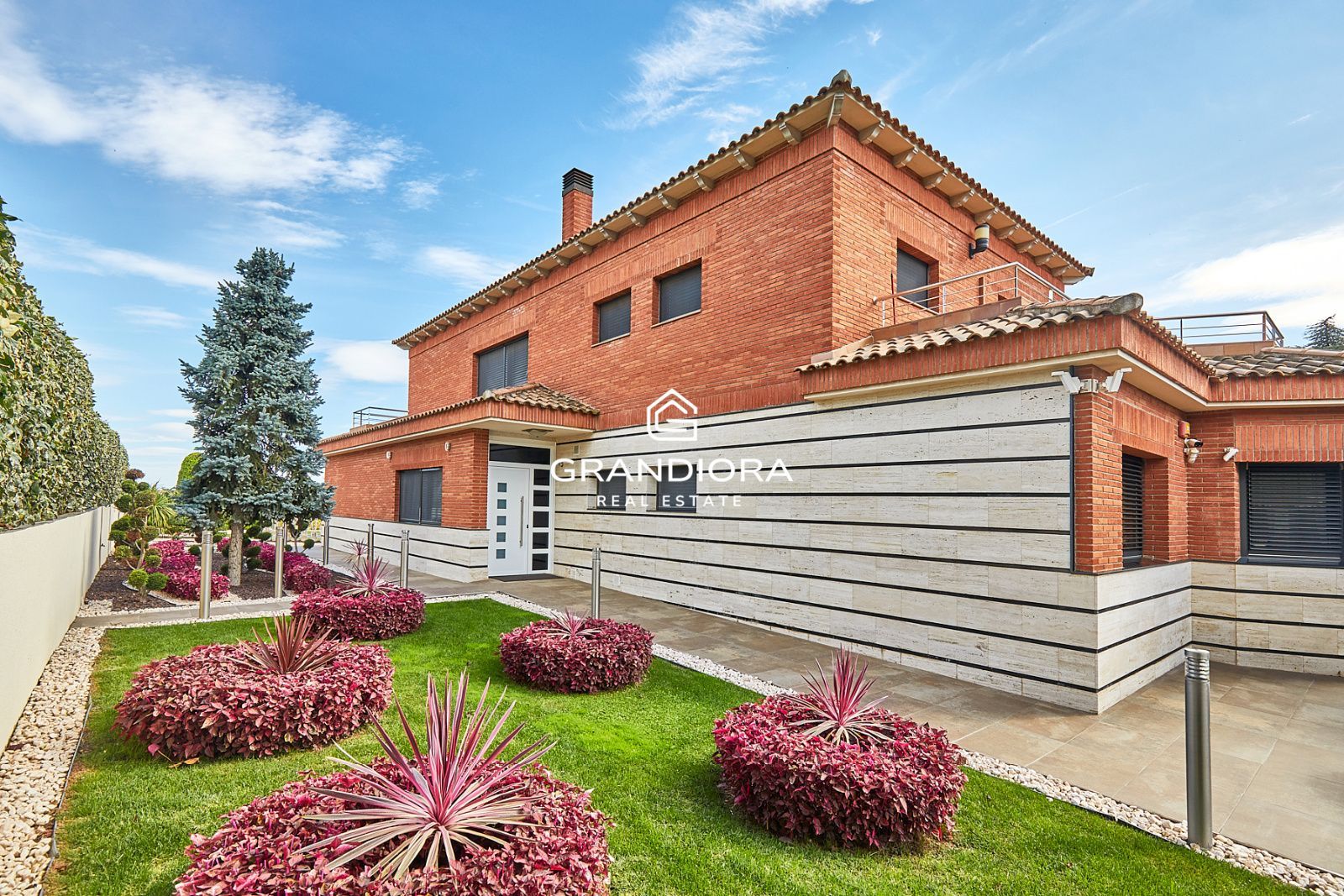 Exclusiva mansión con piscina en la prestigiosa urbanización Mas Ram - Imagen 5