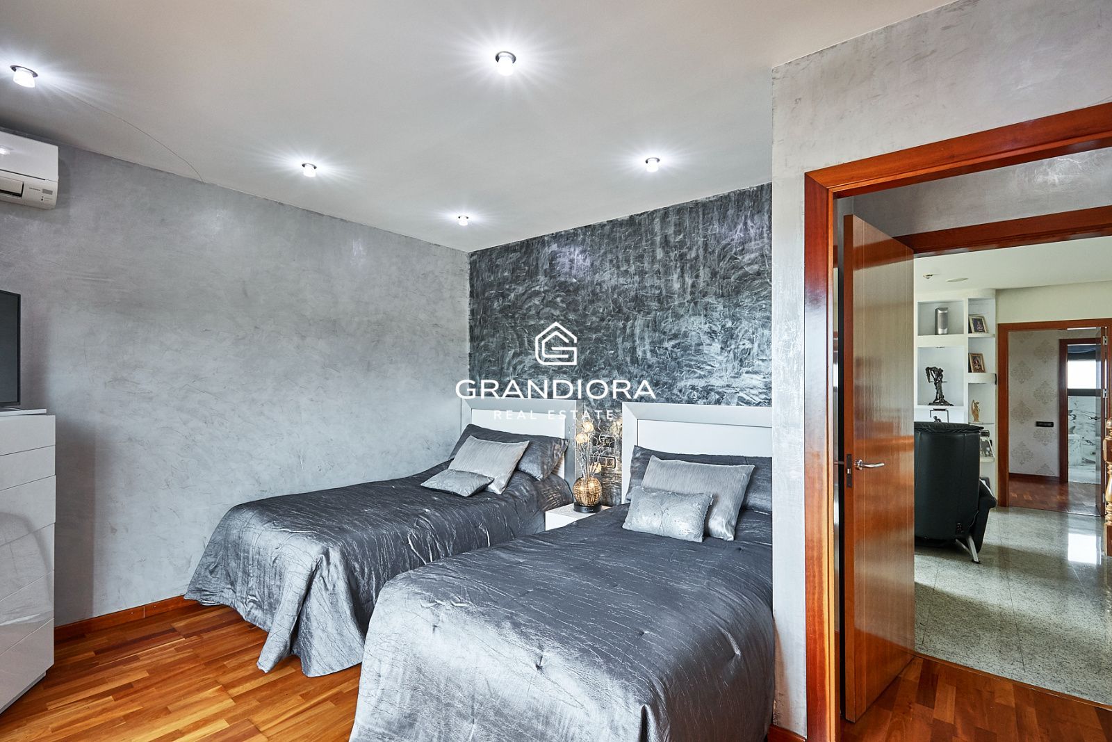 Exclusiva mansión con piscina en la prestigiosa urbanización Mas Ram - Imagen 34