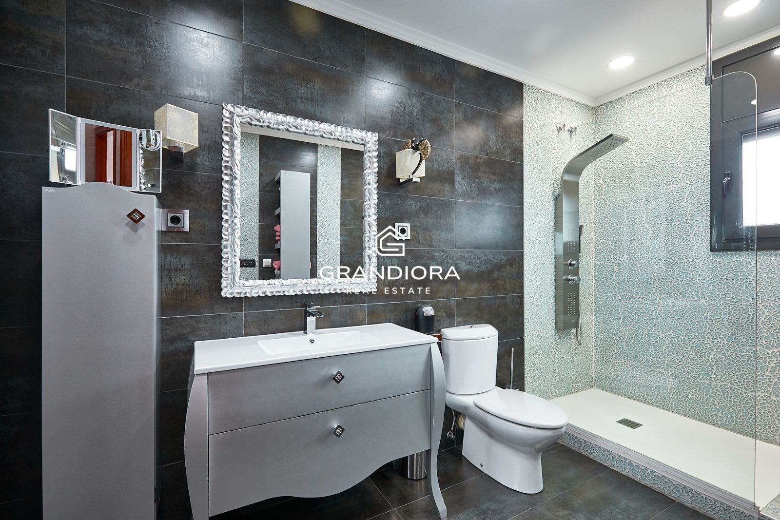 Exclusiva mansión con piscina en la prestigiosa urbanización Mas Ram - Imagen 37