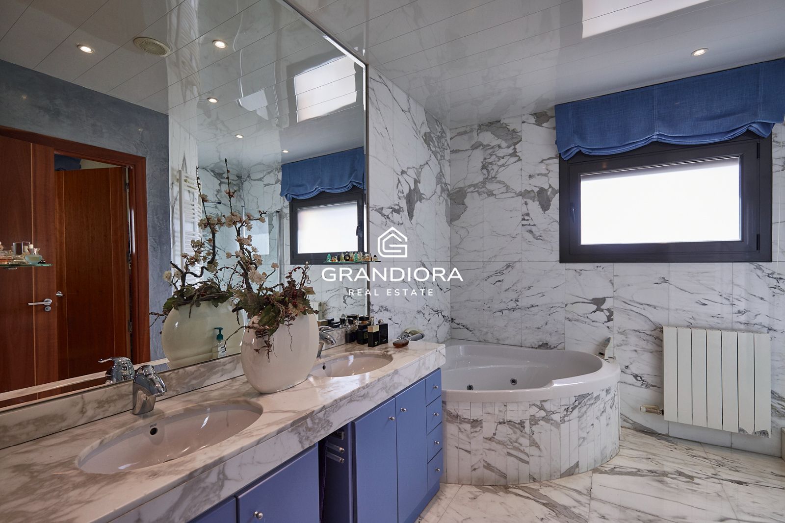 Exclusiva mansión con piscina en la prestigiosa urbanización Mas Ram - Imagen 32
