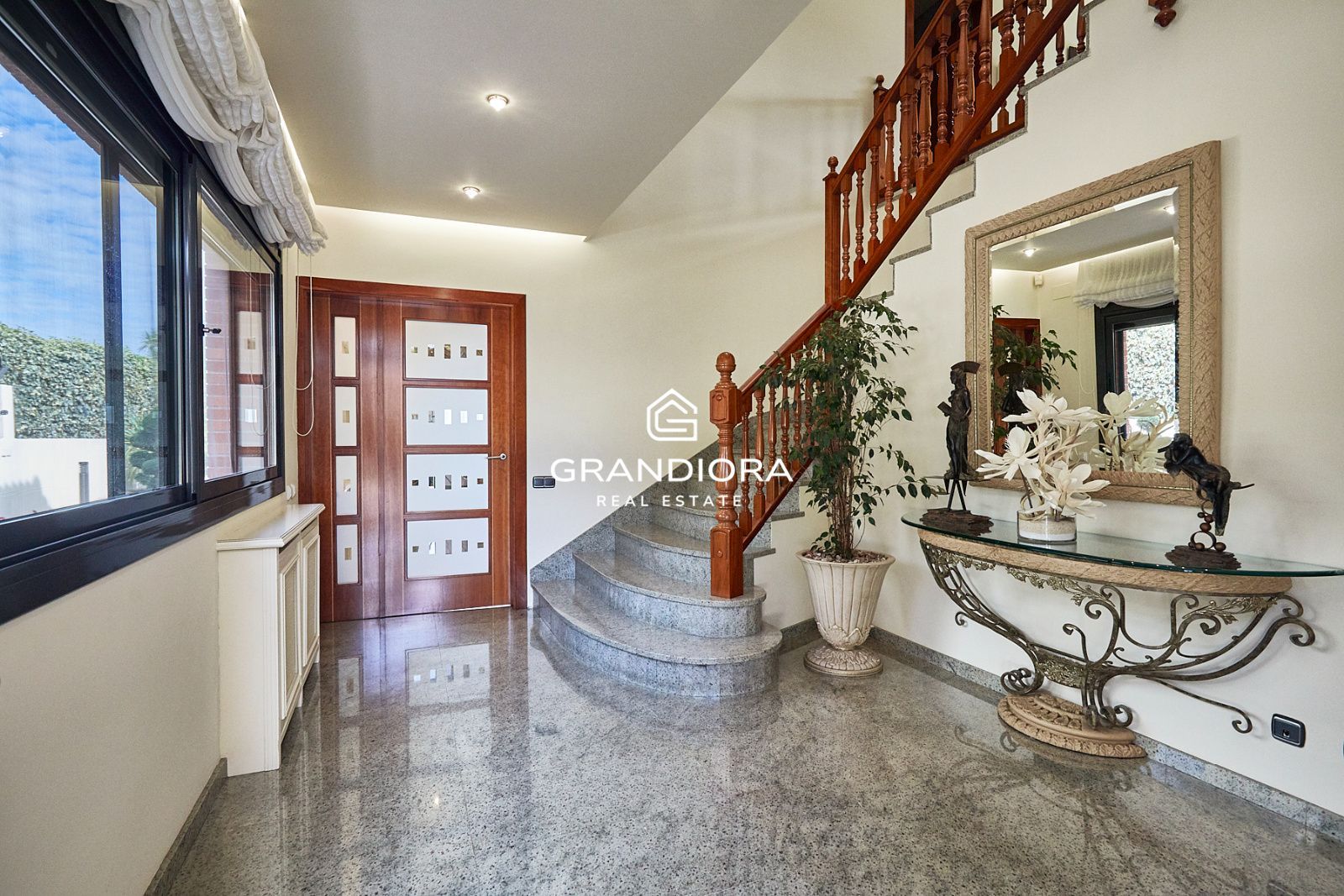 Exclusiva mansión con piscina en la prestigiosa urbanización Mas Ram - Imagen 8