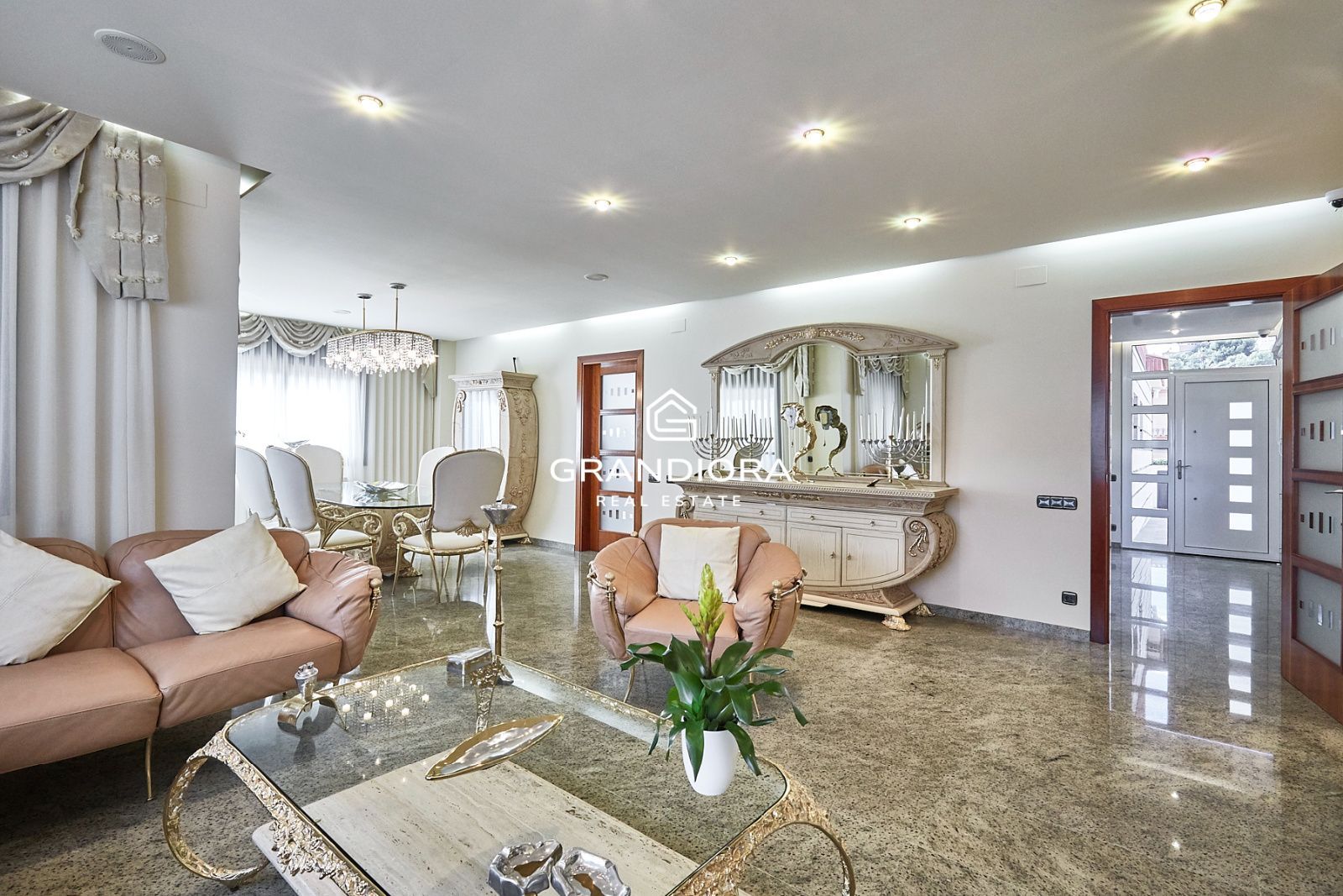 Exclusiva mansión con piscina en la prestigiosa urbanización Mas Ram - Imagen 9