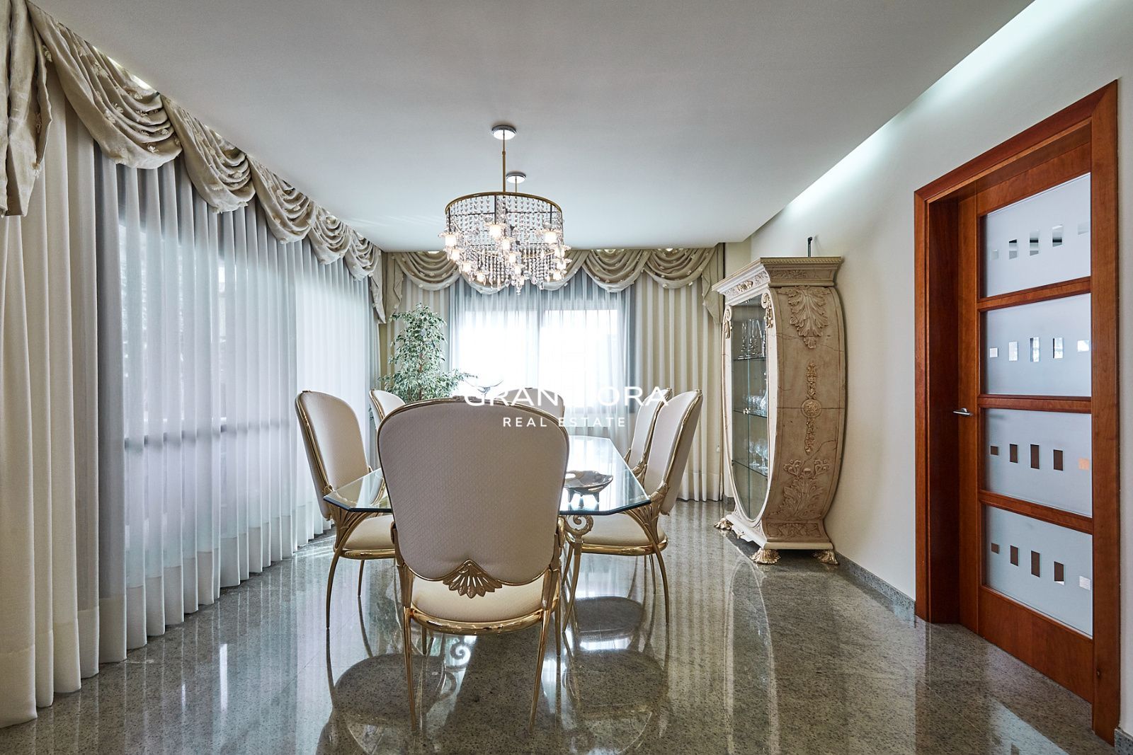Exclusiva mansión con piscina en la prestigiosa urbanización Mas Ram - Imagen 12