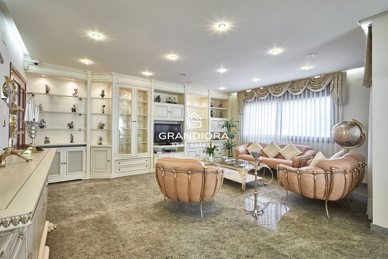 Exclusiva mansión con piscina en la prestigiosa urbanización Mas Ram - Imagen 11
