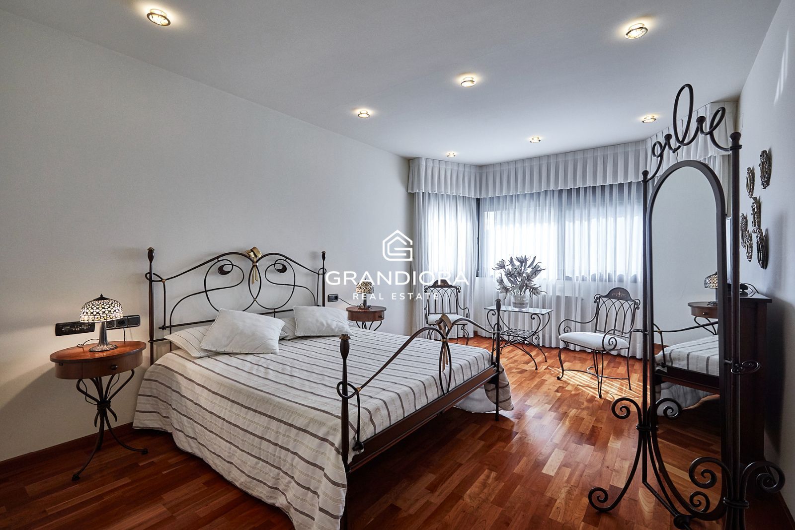 Exclusiva mansión con piscina en la prestigiosa urbanización Mas Ram - Imagen 16