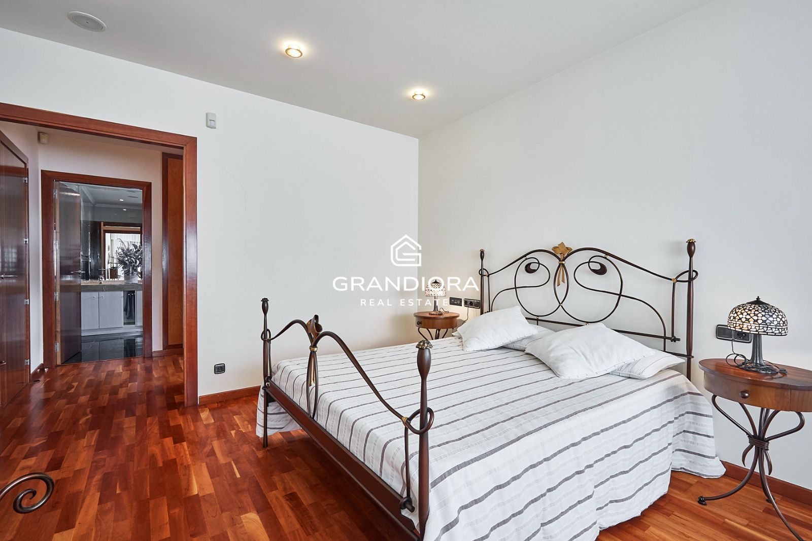 Exclusiva mansión con piscina en la prestigiosa urbanización Mas Ram - Imagen 18