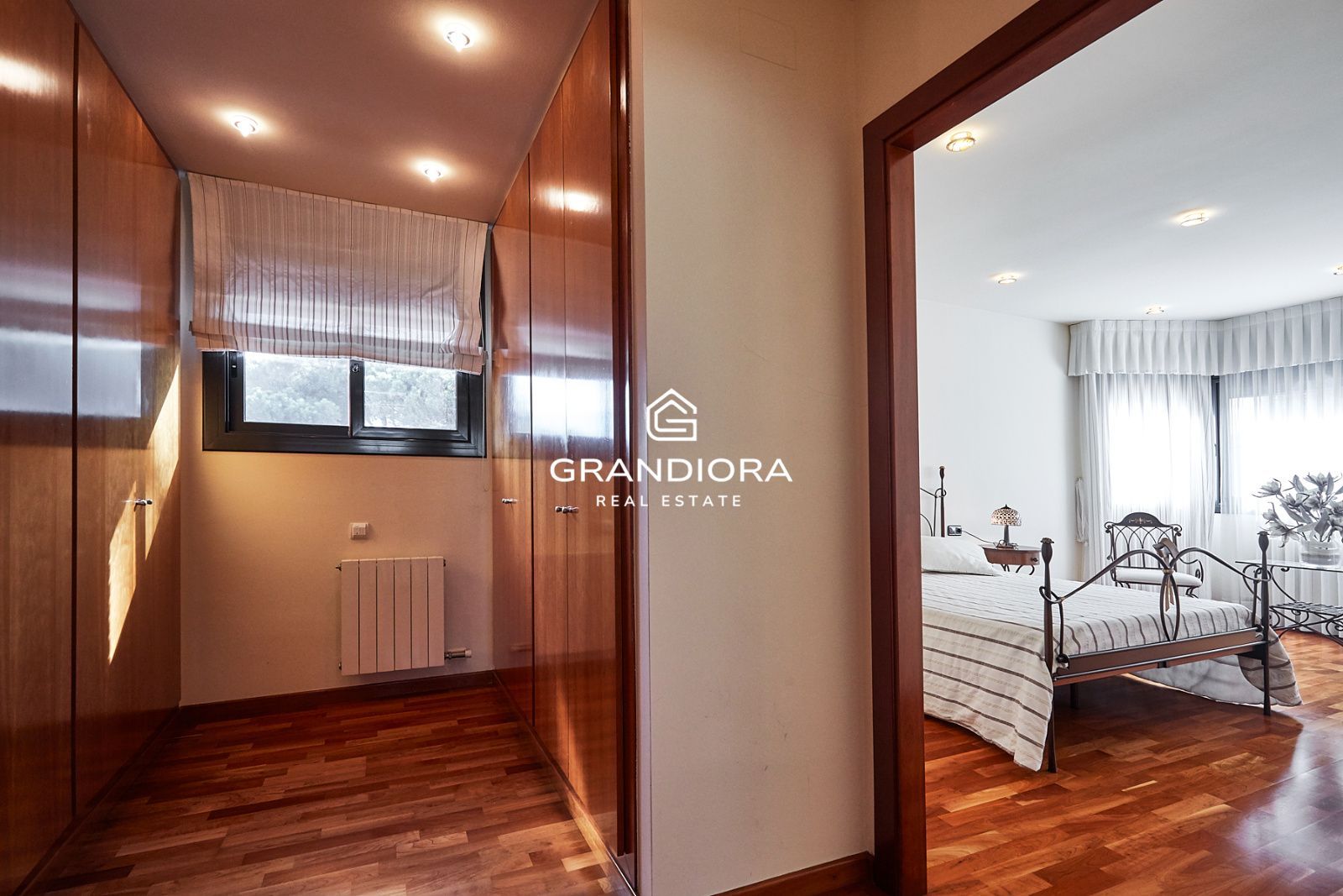Exclusiva mansión con piscina en la prestigiosa urbanización Mas Ram - Imagen 17