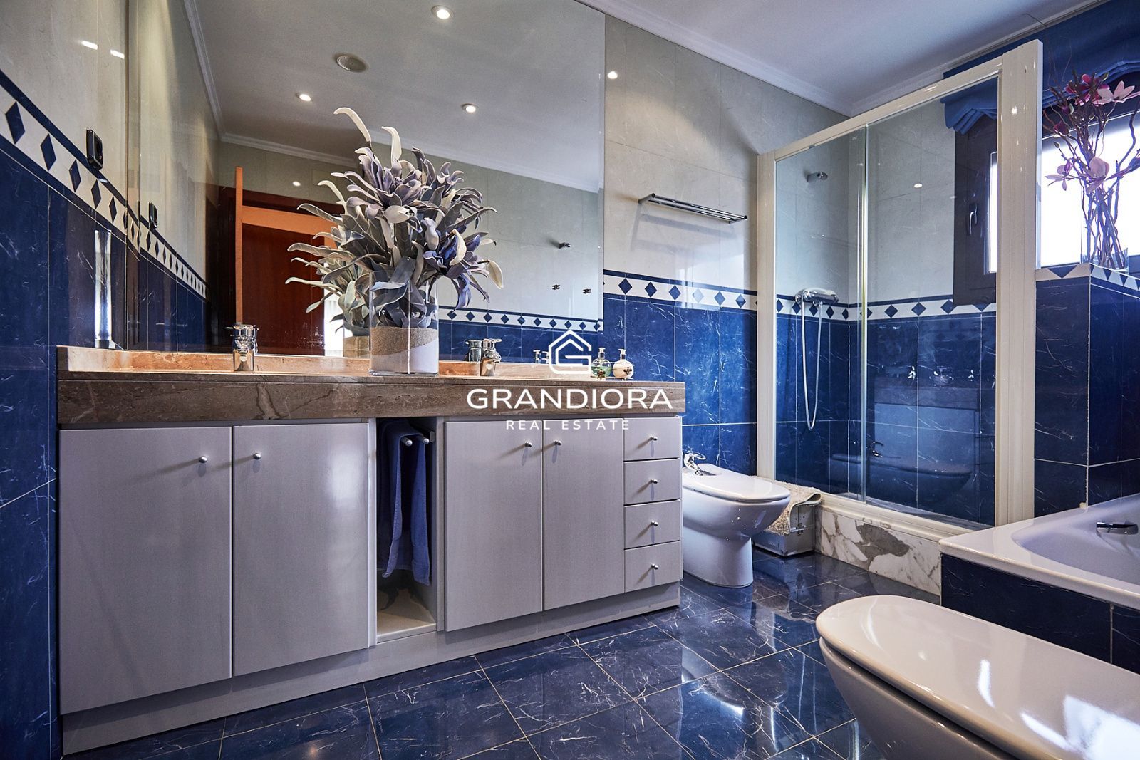 Exclusiva mansión con piscina en la prestigiosa urbanización Mas Ram - Imagen 19