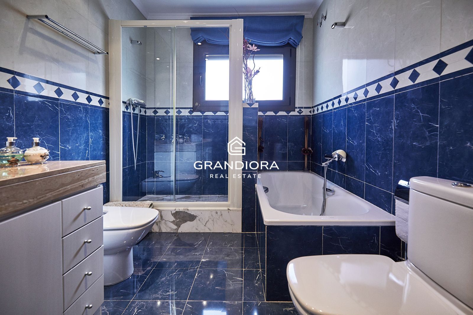Exclusiva mansión con piscina en la prestigiosa urbanización Mas Ram - Imagen 20