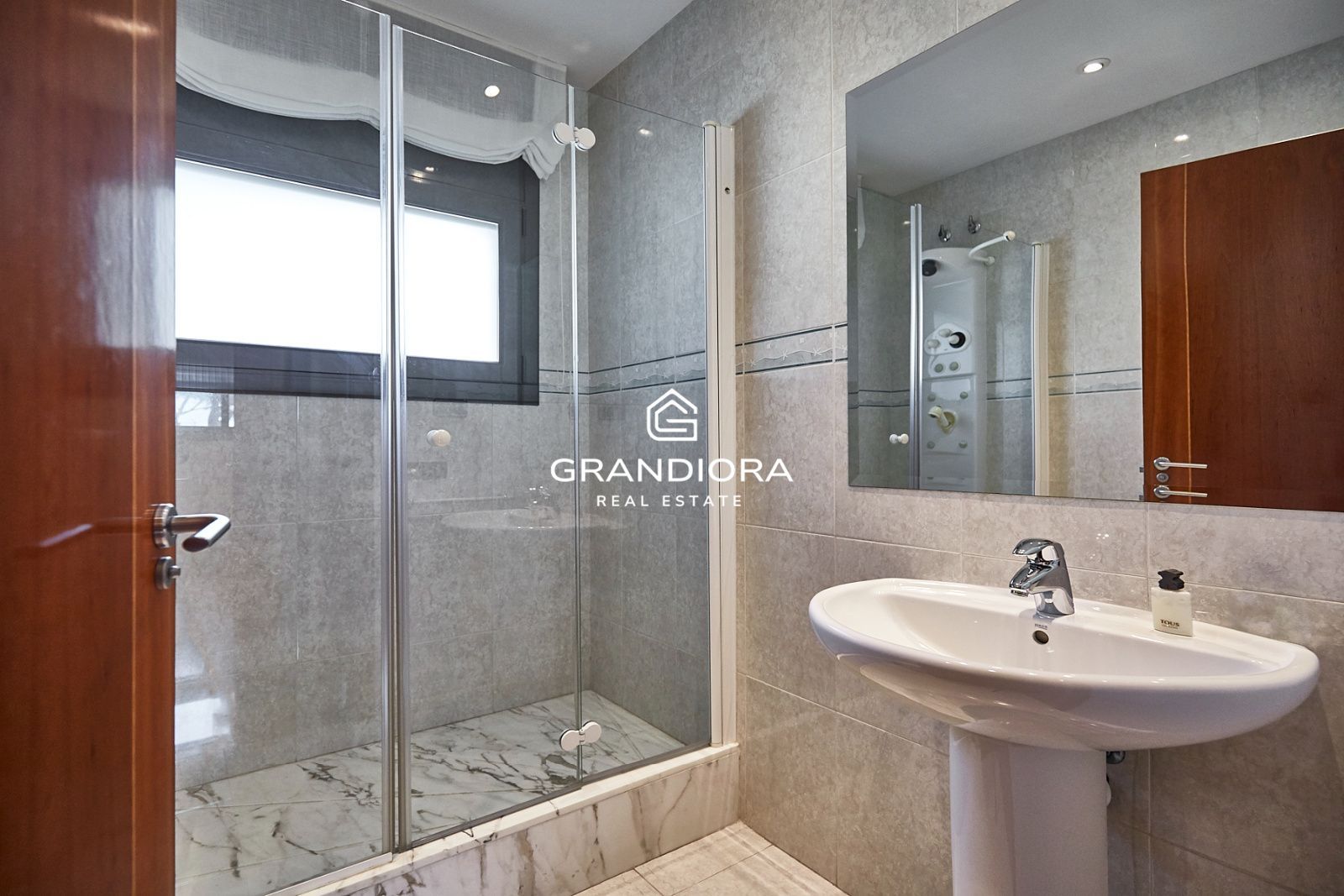 Exclusiva mansión con piscina en la prestigiosa urbanización Mas Ram - Imagen 48