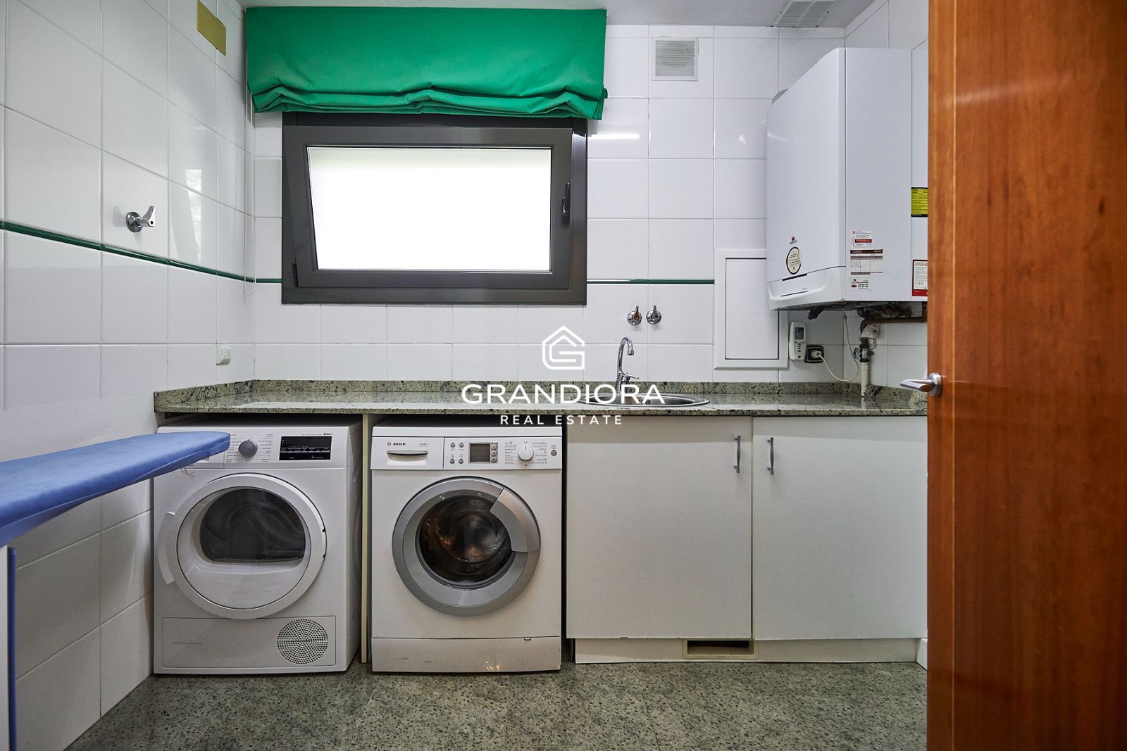 Exclusiva mansión con piscina en la prestigiosa urbanización Mas Ram - Imagen 49