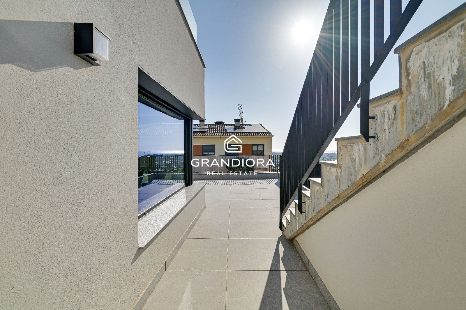 Villa de lujo con vistas panorámicas al mar, piscina salina y domótica integrada - Imagen 51