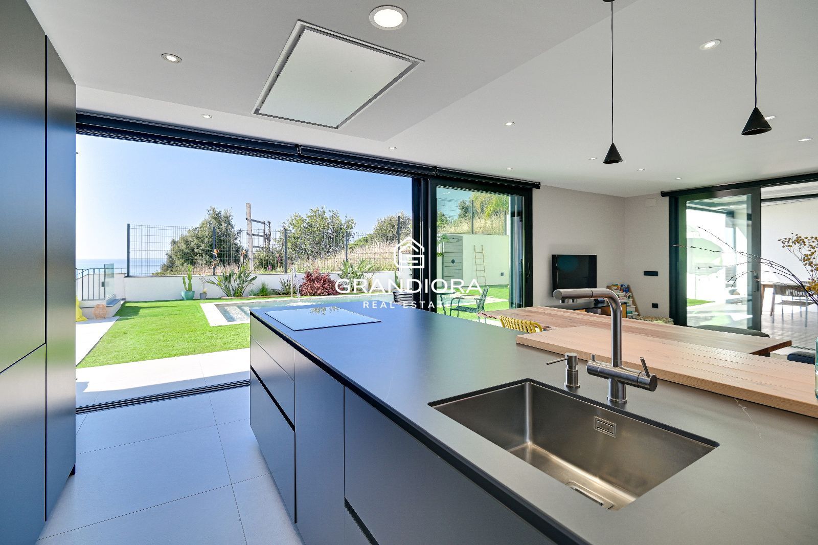 Villa de lujo con vistas panorámicas al mar, piscina salina y domótica integrada - Imagen 10
