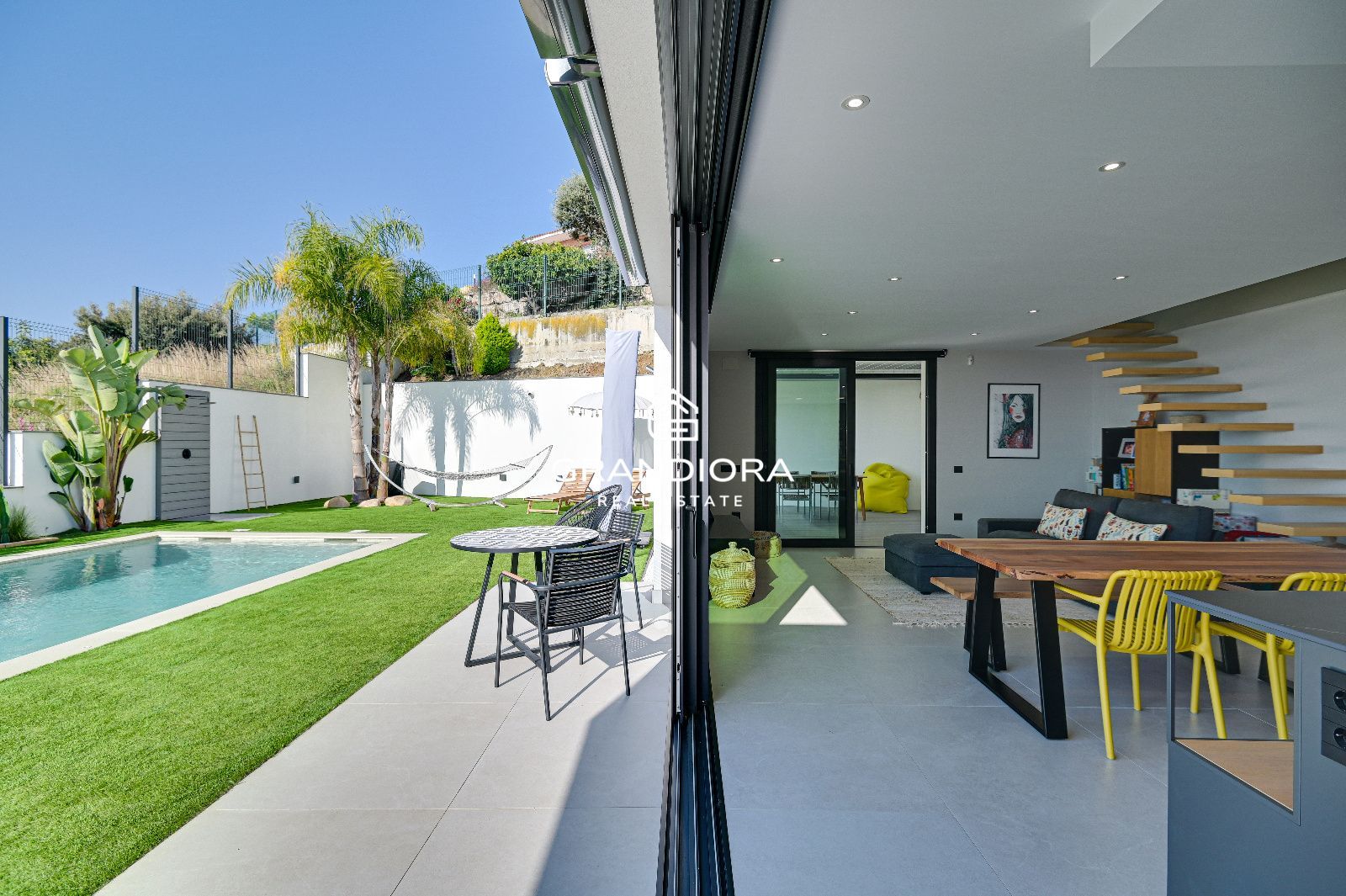 Villa de lujo con vistas panorámicas al mar, piscina salina y domótica integrada - Imagen 15