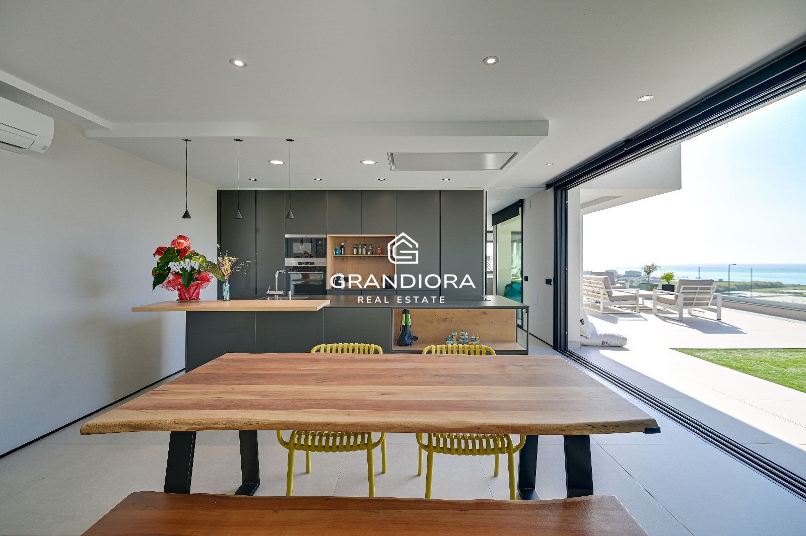 Villa de lujo con vistas panorámicas al mar, piscina salina y domótica integrada - Imagen 14