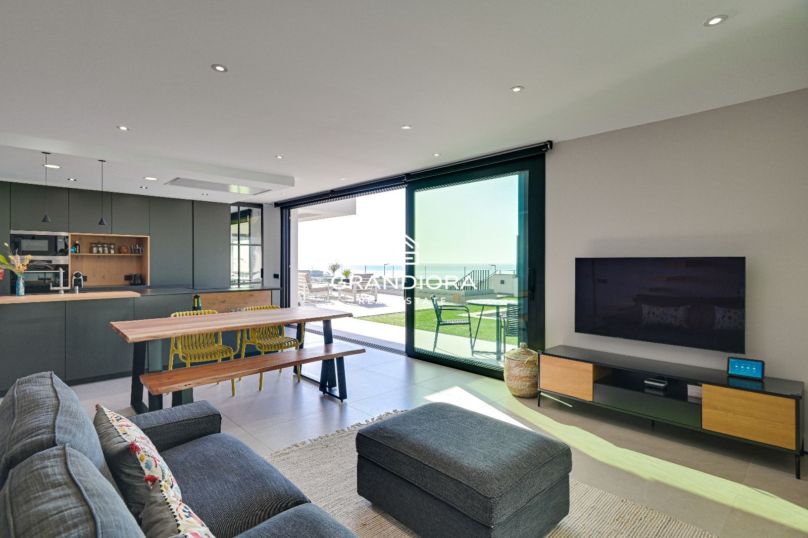 Villa de lujo con vistas panorámicas al mar, piscina salina y domótica integrada - Imagen 12