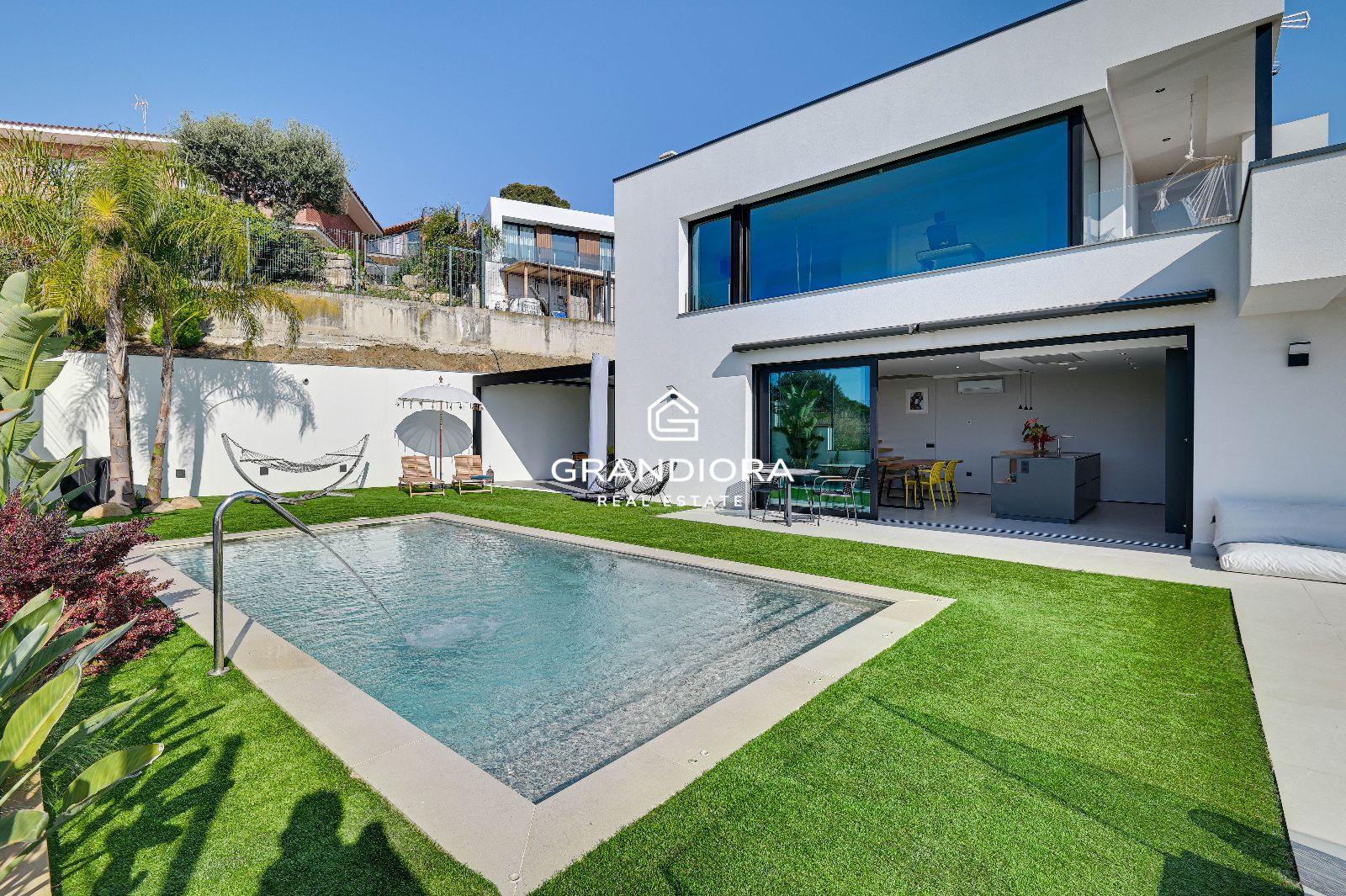 Villa de lujo con vistas panorámicas al mar, piscina salina y domótica integrada - Imagen 17