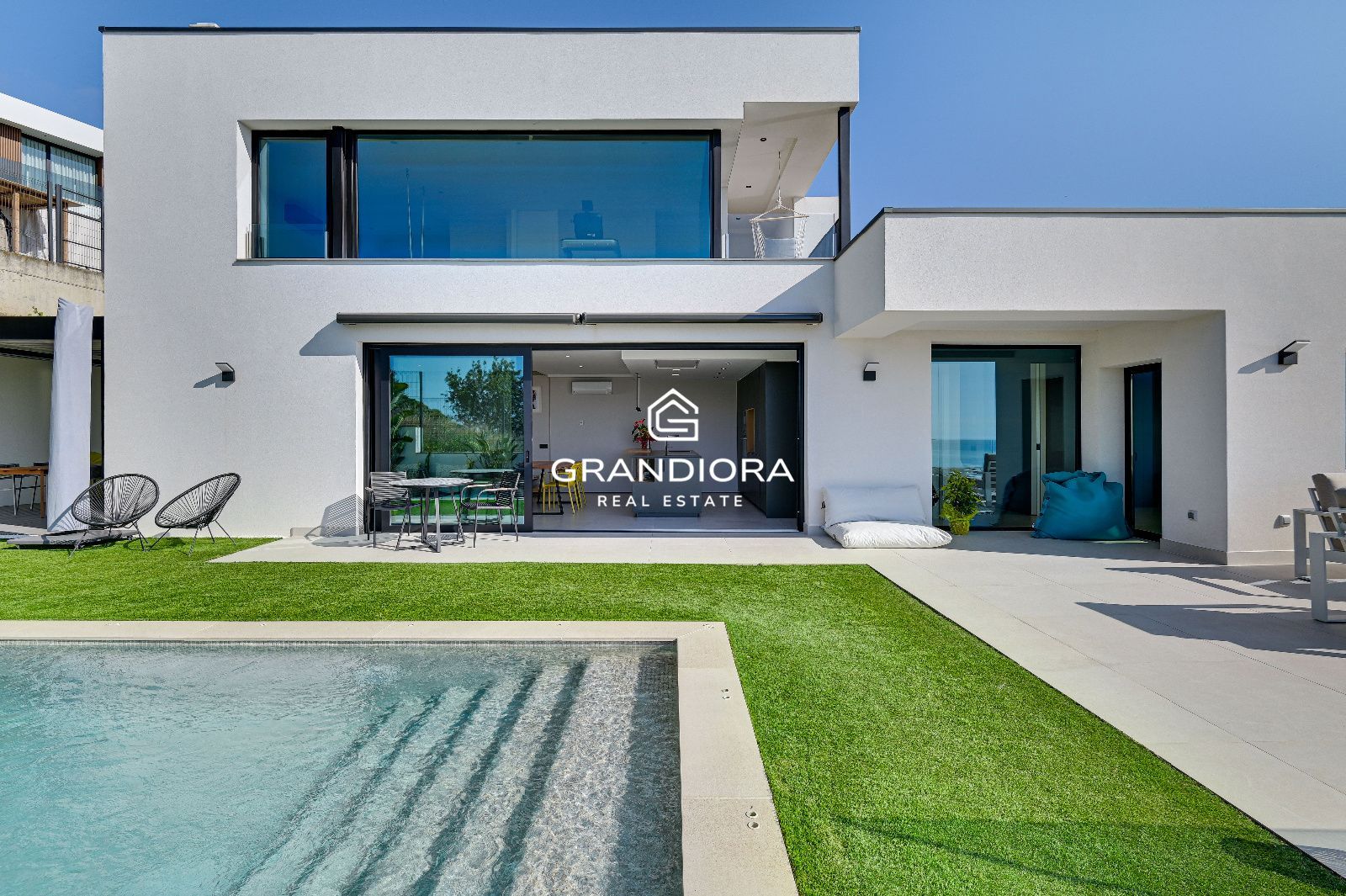 Villa de lujo con vistas panorámicas al mar, piscina salina y domótica integrada - Imagen 1