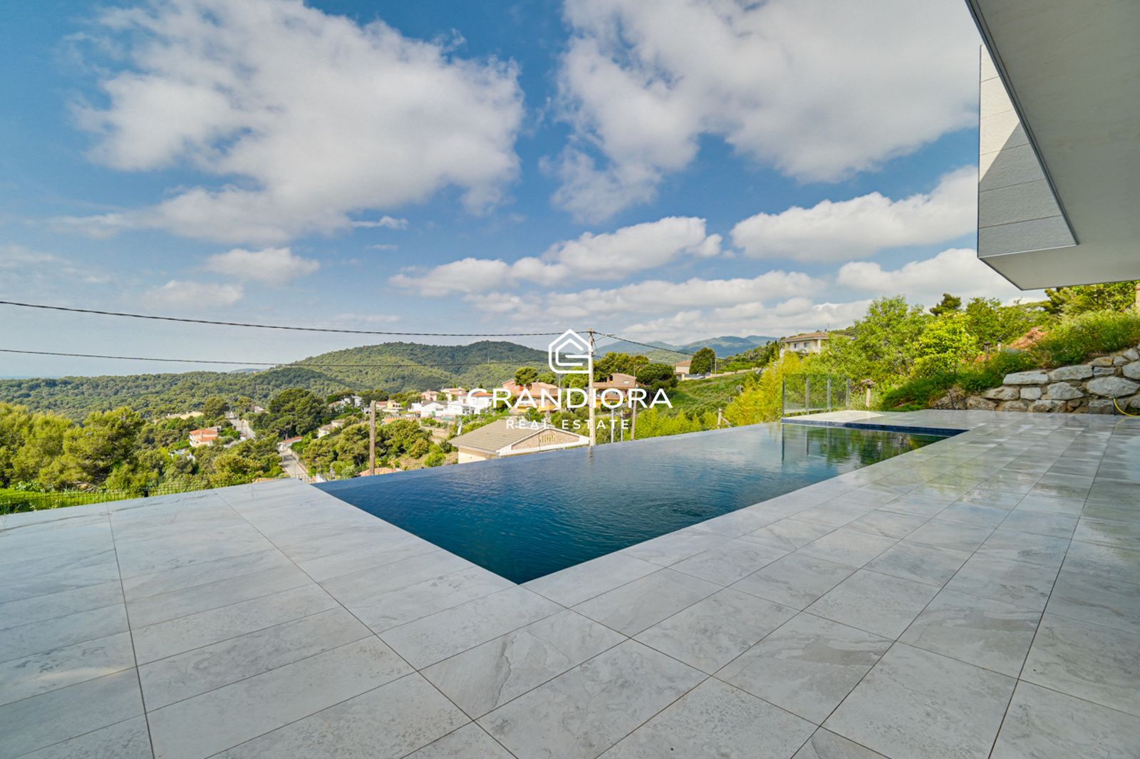 Villa con piscina infinity y vistas al mar en venta en Maresme - Imagen 2