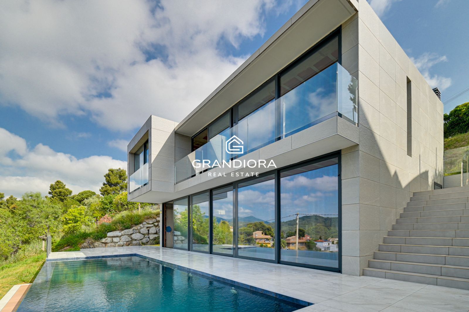 Villa con piscina infinity y vistas al mar en venta en Maresme - Imagen 1