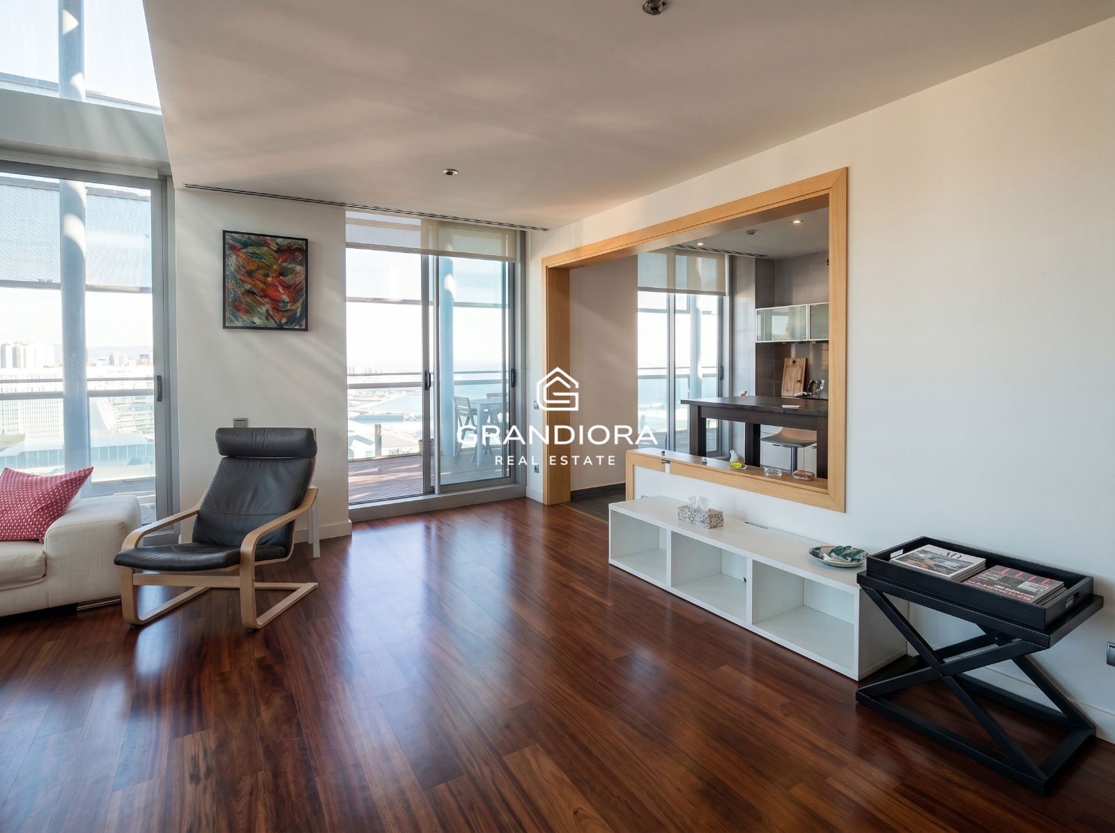 Ático dúplex exclusivo en primera línea de mar en Barcelona con terraza, piscina privada y vistas panorámicas - Imagen 8
