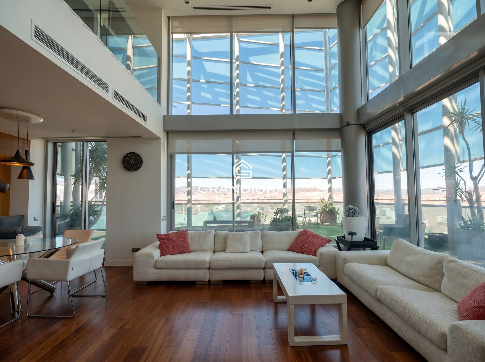 Ático dúplex exclusivo en primera línea de mar en Barcelona con terraza, piscina privada y vistas panorámicas - Imagen 1