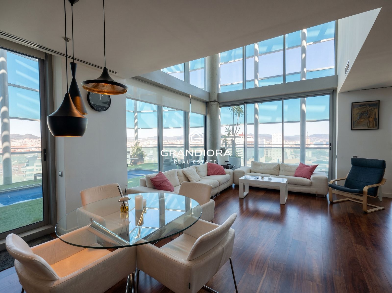 Ático dúplex exclusivo en primera línea de mar en Barcelona con terraza, piscina privada y vistas panorámicas - Imagen 4